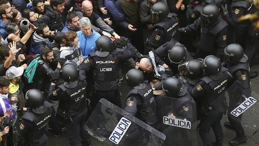 Una de las cargas de la Policía española en Catalunya el pasado 1-O.