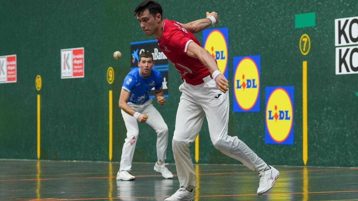Julen Egiguren ganan a Xabier Rekalde en el Manomanista Serie B en el Ogueta de Gasteiz.