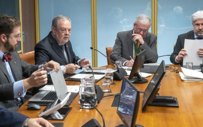 Azpiazu, en la comisión de Economía, Hacienda y Presupuestos del Parlamento Vasco.