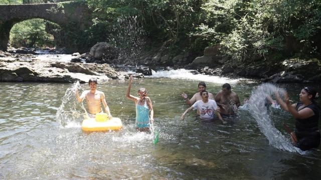 Bañistan en el río Leitzaran, en Andoain