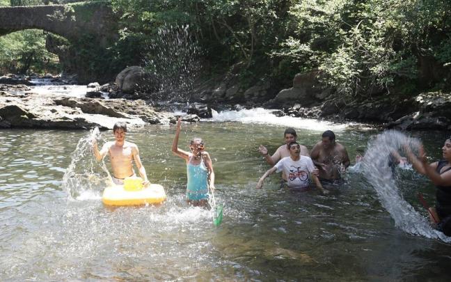 Bañistan en el río Leitzaran, en Andoain
