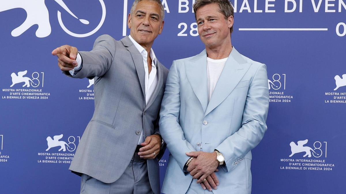 George Clooney y Brad Pitt, posando en el Festival de Venecia