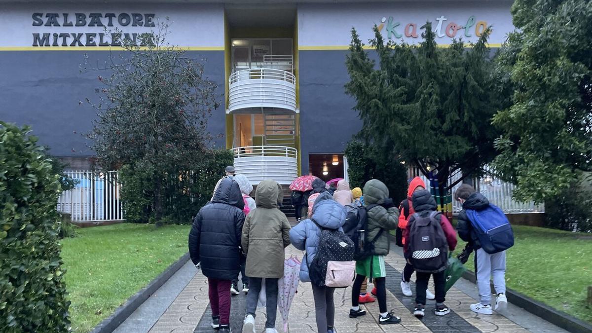 Alumnos entran a la ikastola Salbatore Mitxelena en Zarautz