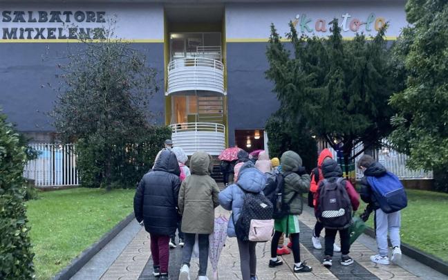 Alumnos entran a la ikastola Salbatore Mitxelena en Zarautz