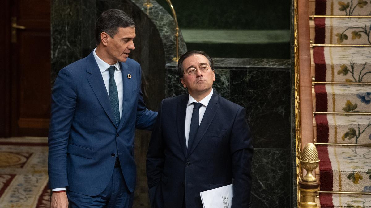 El presidente Sánchez y el ministro de Exteriores, José Manuel Albares, en el Congreso de los Diputados.