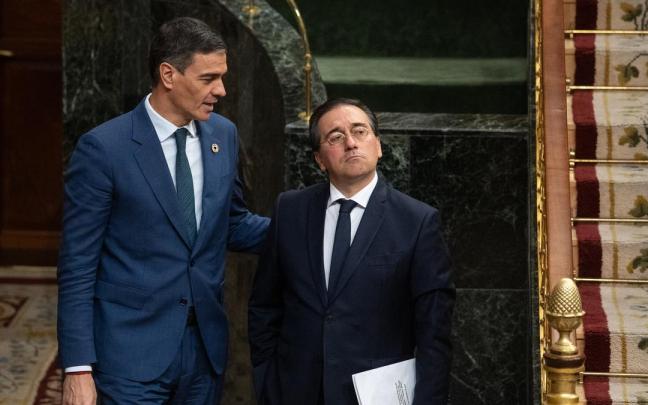 El presidente Sánchez y el ministro de Exteriores, José Manuel Albares, en el Congreso de los Diputados.