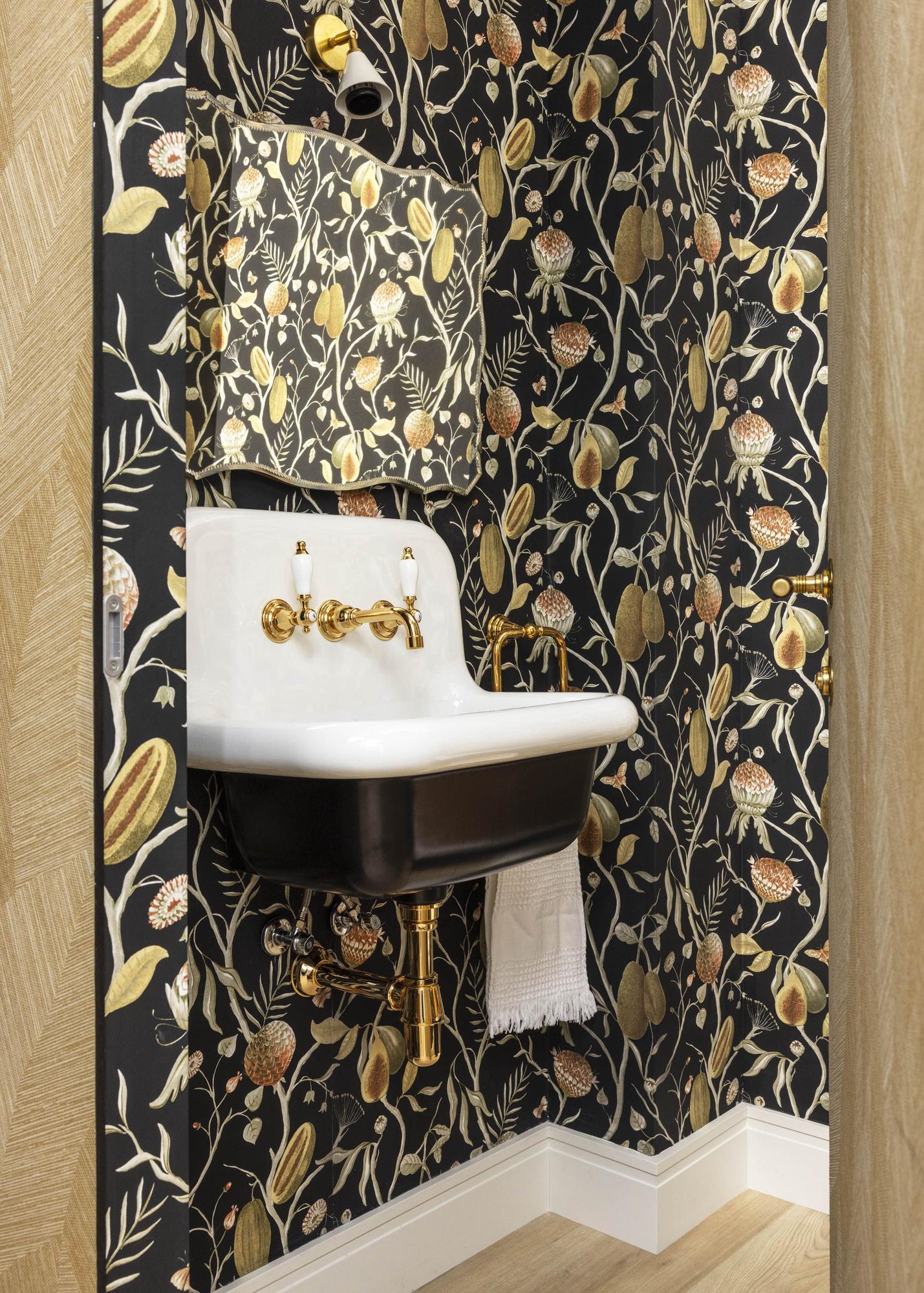 Pequeño pero muy creativo, así es el baño de cortesía de esta vivienda.