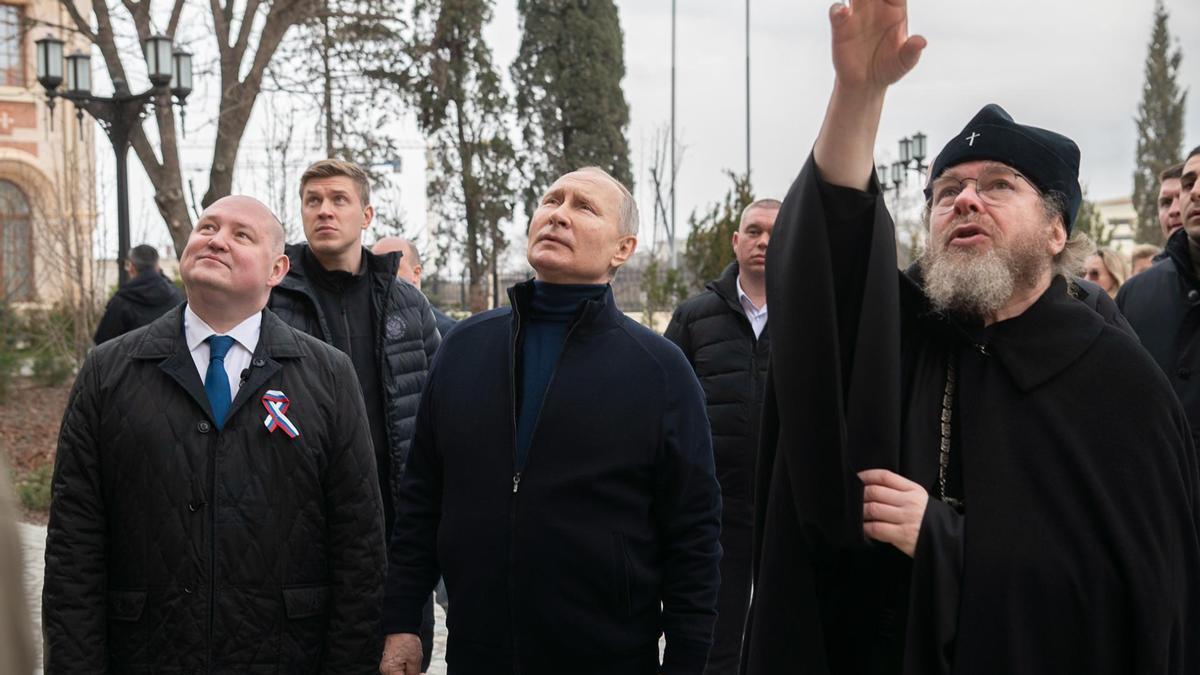 El presidente de Rusia, Vladimir Putin, junto al tíjon metropolitano de Simferopol y Crimea, Gregori Shevkunov, en una imagen de archivo.