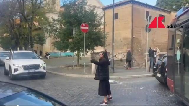 La monja, dirigiendo el tráfico.