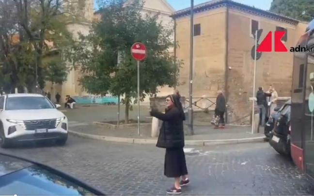 La monja, dirigiendo el tráfico.