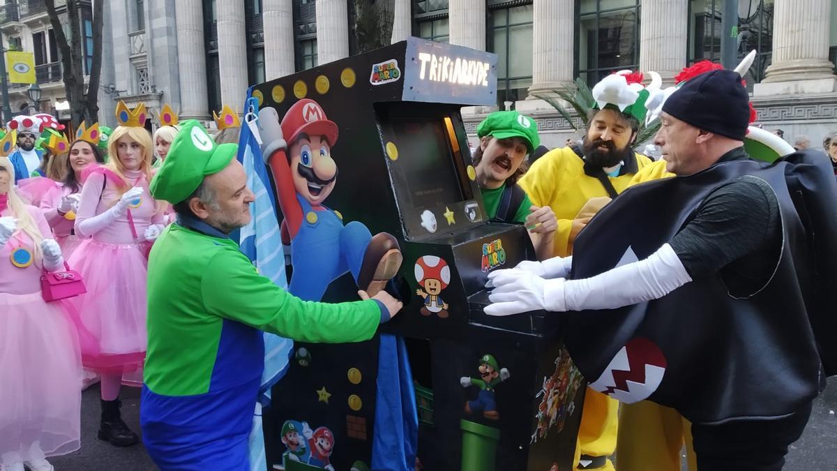 Personas disfrazadas de Luigi