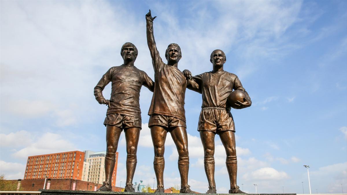 Imagen de archivo de la estatua en honor a George Best, Dennis Law y Bobby Charlton en las inmediaciones del estadio Old Trafford, casa del Manchester United.