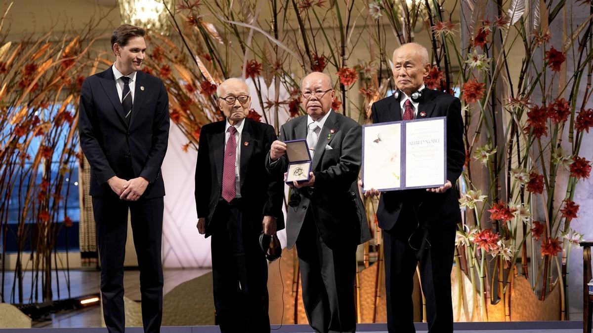 El presidente del Comité Nobel noruego, Jrgen Watne Frydnes, junto a Terumi Tanaka, Shigemitsu Tanaka y Toshiyuki Mimaki, representantes de Nihon Hidankyo.