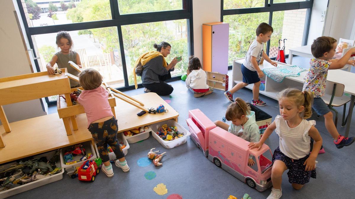 Escolares juegan en un aula de Infantil de un centro de la Comarca de Pamplona.