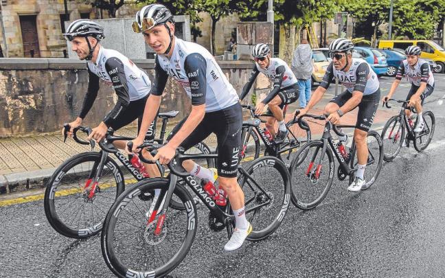 Tadej Pogacar encabeza el entrenamiento del UAE. | FOTO: EFE