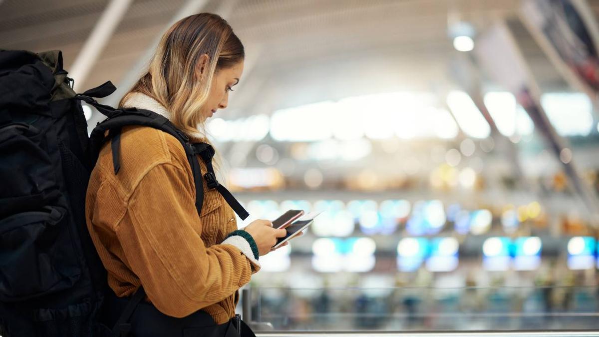 Una mujer en el aeropuerto antes de realizar un viaje