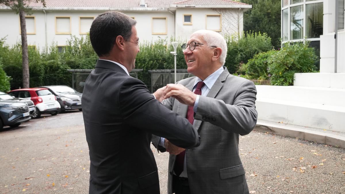 El lehendakari Pradales y el presidente de la mancomunidad de Iparralde, Jean-René Etchegaray