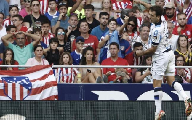 Oyarzabal celebra su gol en el Metropolitano. / SERGIO PEREZ