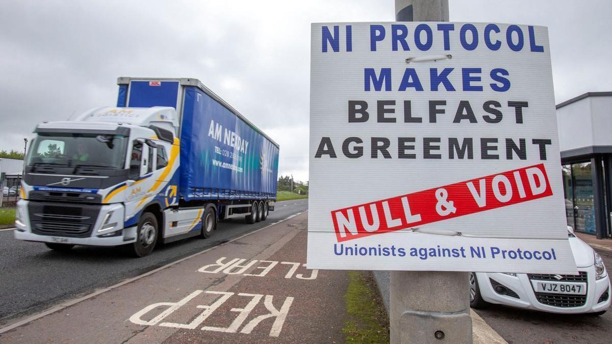 Un cartel contra el Protocolo norirlandés en el puerto de Larne, al norte de Belfast.