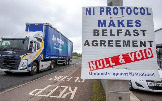 Un cartel contra el Protocolo norirlandés en el puerto de Larne, al norte de Belfast.