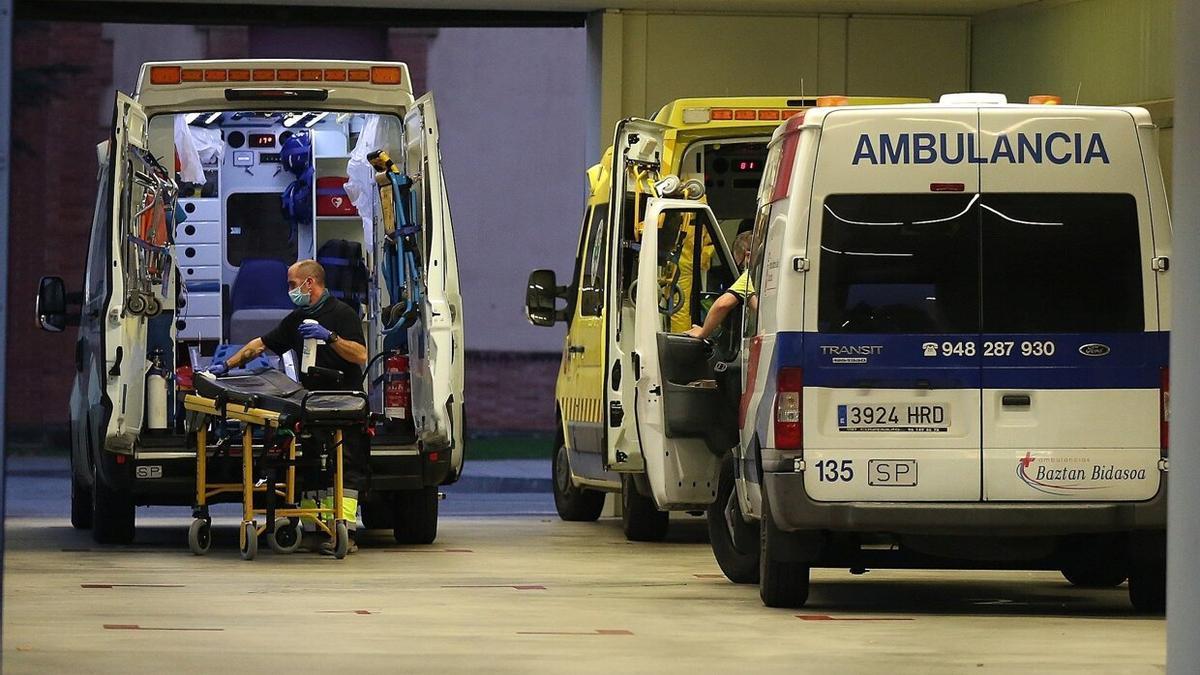 Varias ambulancias, en el Complejo Hospitalario de Navarra (CHN).