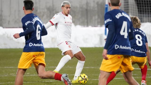 El equipo de Ziganda viene de empatar el sábado en Andorra, partido al que corresponde la imagen con Thiago Ojeda en acción./ CULTURAL LEONESA