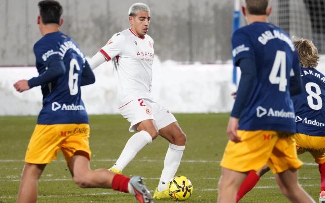 El equipo de Ziganda viene de empatar el sábado en Andorra, partido al que corresponde la imagen con Thiago Ojeda en acción./ CULTURAL LEONESA