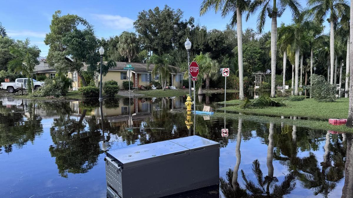 Una calle inundada tras el paso del huracán Milton en Fort Myers, Florida.