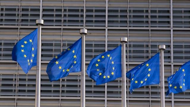 Banderas de la UE frente a la sede de la Comisión Europea.