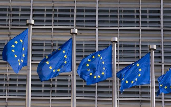 Banderas de la UE frente a la sede de la Comisión Europea. Banderas de la UE frente a la sede de la Comisión Europea.
