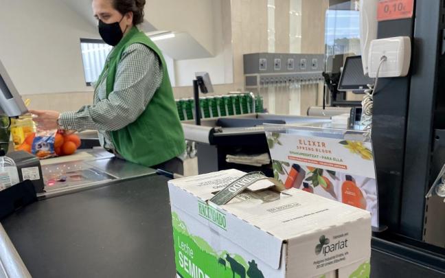 Imagen de archivo de una trabajadora en un supermercado. Imagen de archivo de una trabajadora en un supermercado.