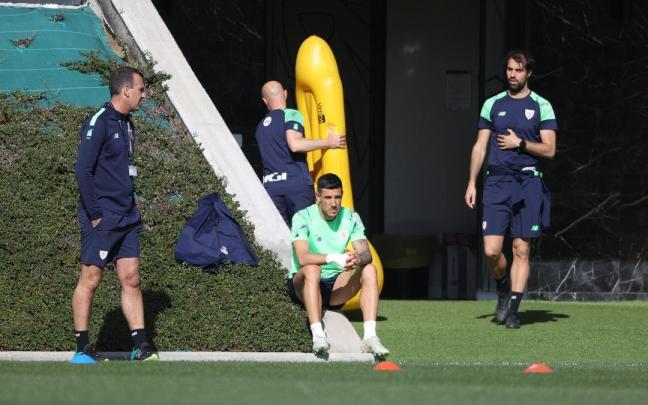 Yuri Berchiche observa el entrenamiento del Athletic en Lezama. Yuri Berchiche observa el entrenamiento del Athletic en Lezama.