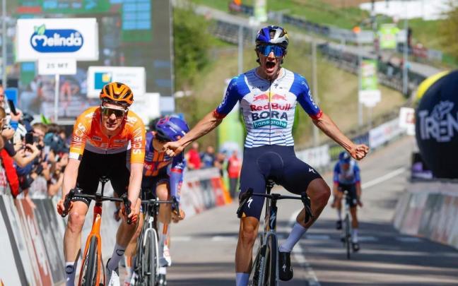 Pellizzari festeja la victoria en la segunda etapa.