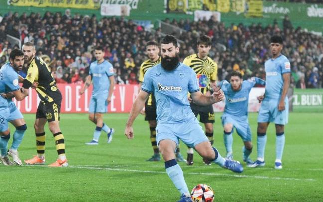 Asier Villalibre anotando el segundo gol ante el Cayón el pasado jueves en El Sardinero