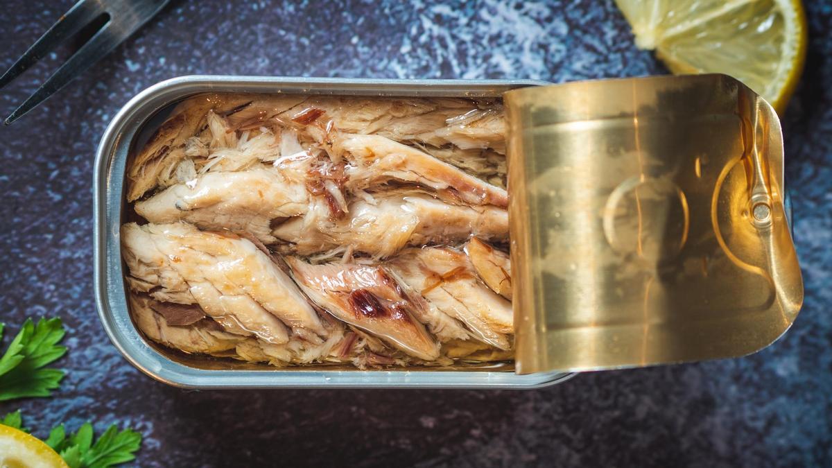 Una lata de verdel, de caballa en conserva.