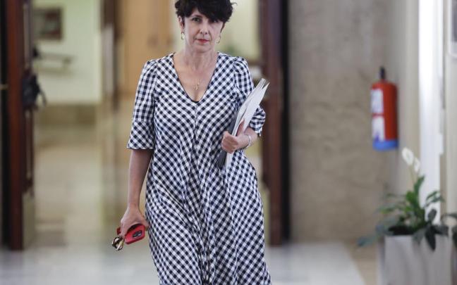 La portavoz del Grupo Vasco, Maribel Vaquero, en los pasillos del Congreso.