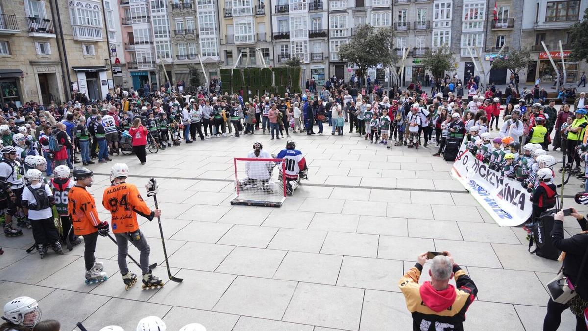 Movilización de los practicantes de hockey en línea en Vitoria en la Virgen Blanca