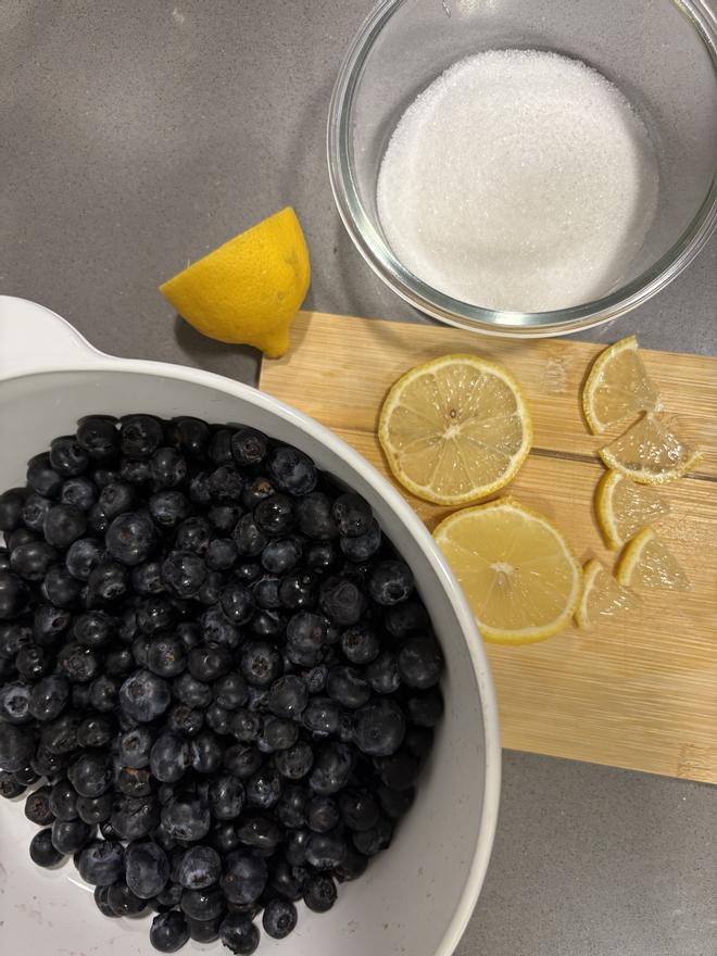 Arándanos, azúcar y limón, los tres ingredientes de la receta.