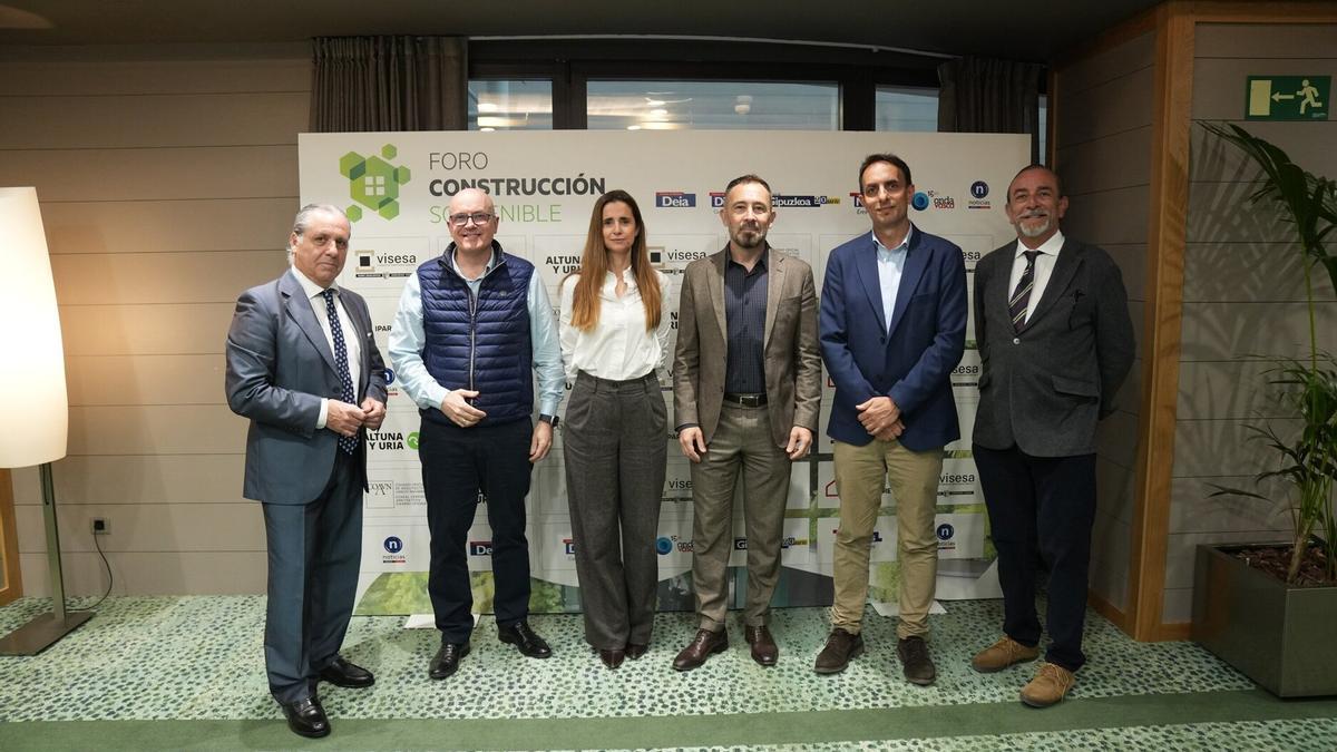 Antón Ilarduya con Patxi Albisu, director general de Iparragirre; Laura Gil, directora de Construcción de Altuna y Uria; el Consejero Denis Itxaso; Ibon Mujika; y Carlos Quindós, director general de Visesa.