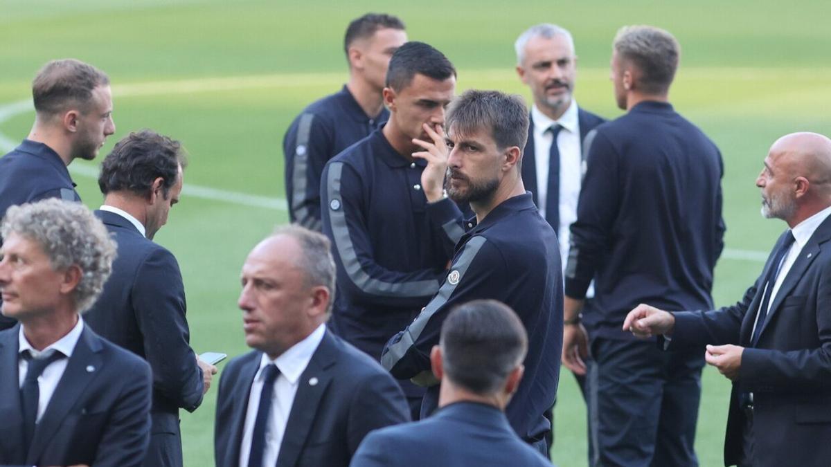 Los jugadores del Inter conocen Anoeta a su llegada este martes. / IKER AZURMENDI