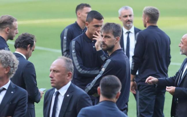 Los jugadores del Inter conocen Anoeta a su llegada este martes. / IKER AZURMENDI