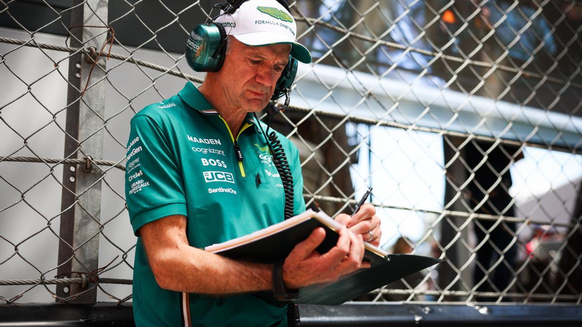 Adrian Newey, director técnico de Aston Martin, tomando anotaciones.