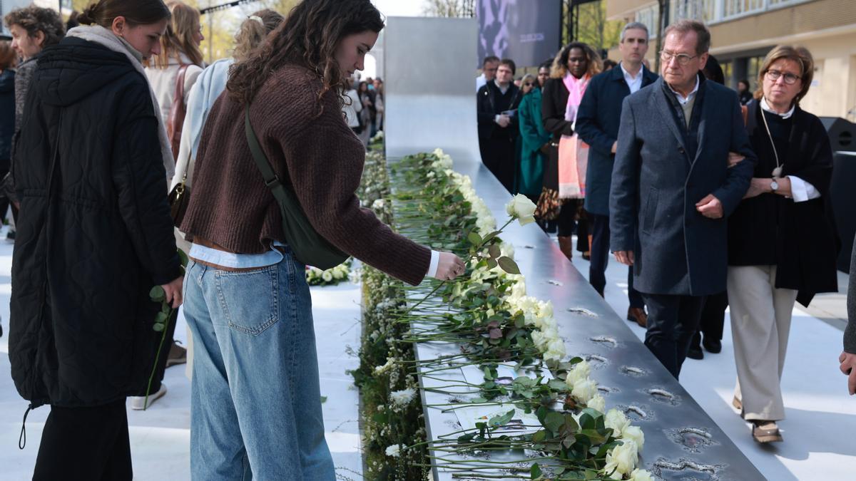 Homenaje a las víctimas del atentado de Bruselas en el décimo aniversario.