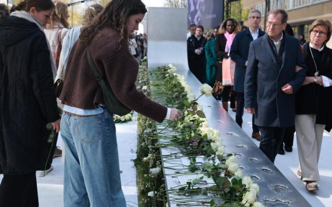 Homenaje a las víctimas del atentado de Bruselas en el décimo aniversario.