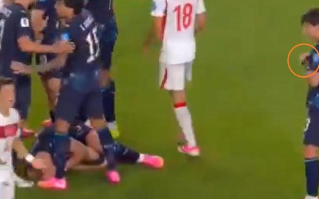 Galarza se hizo con el reloj del árbitro mientras él trataba de solucionar la trifulca entre equipos.