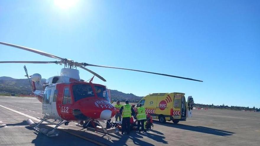 El parapentista herido es atendido por personal sanitario en el Aeropuerto Tenerife Norte.