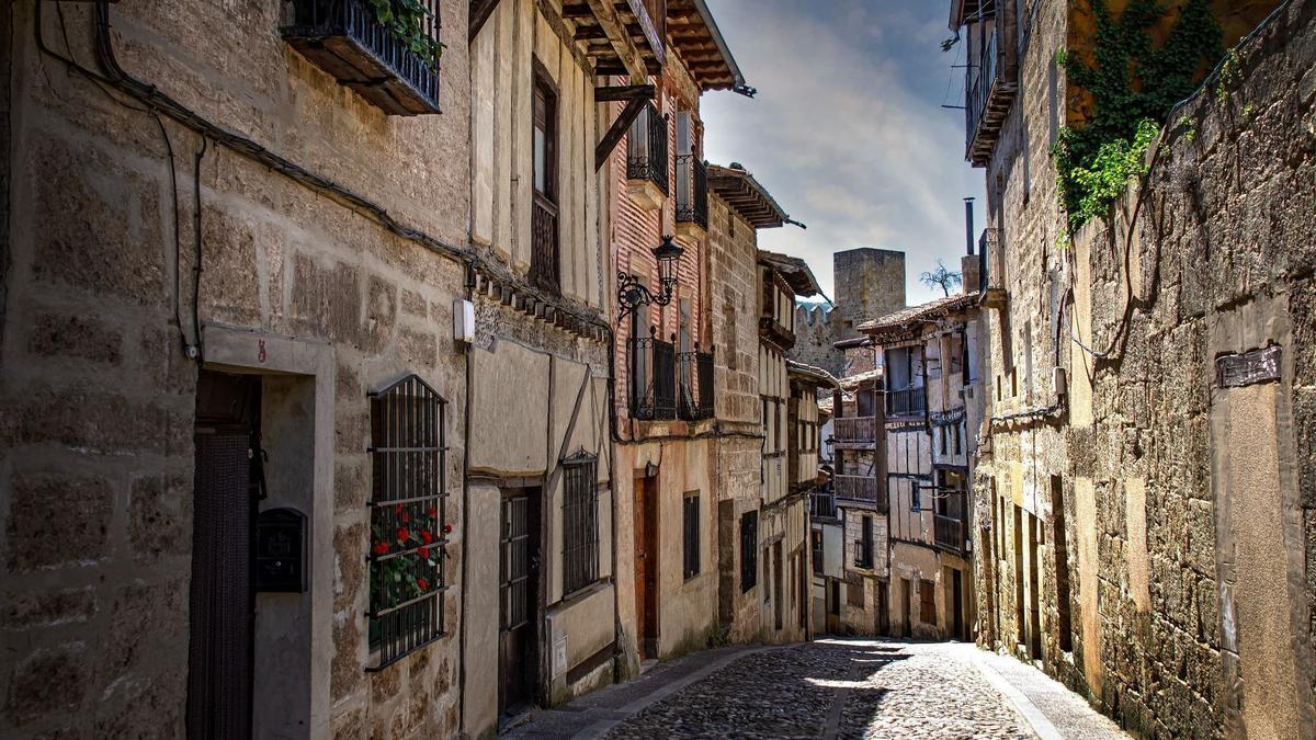 Una de las típicas calles empedradas medievales de Frías.