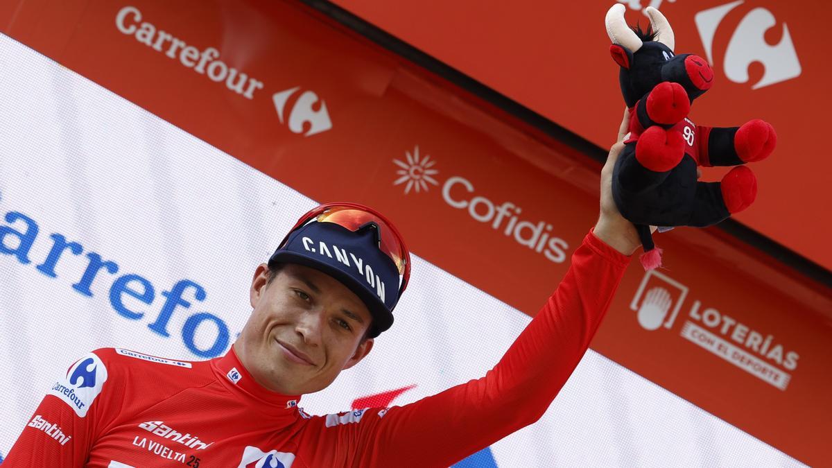 Jasper Philipsen celebra en el podio con el maillot de líder de la clasificación general.
