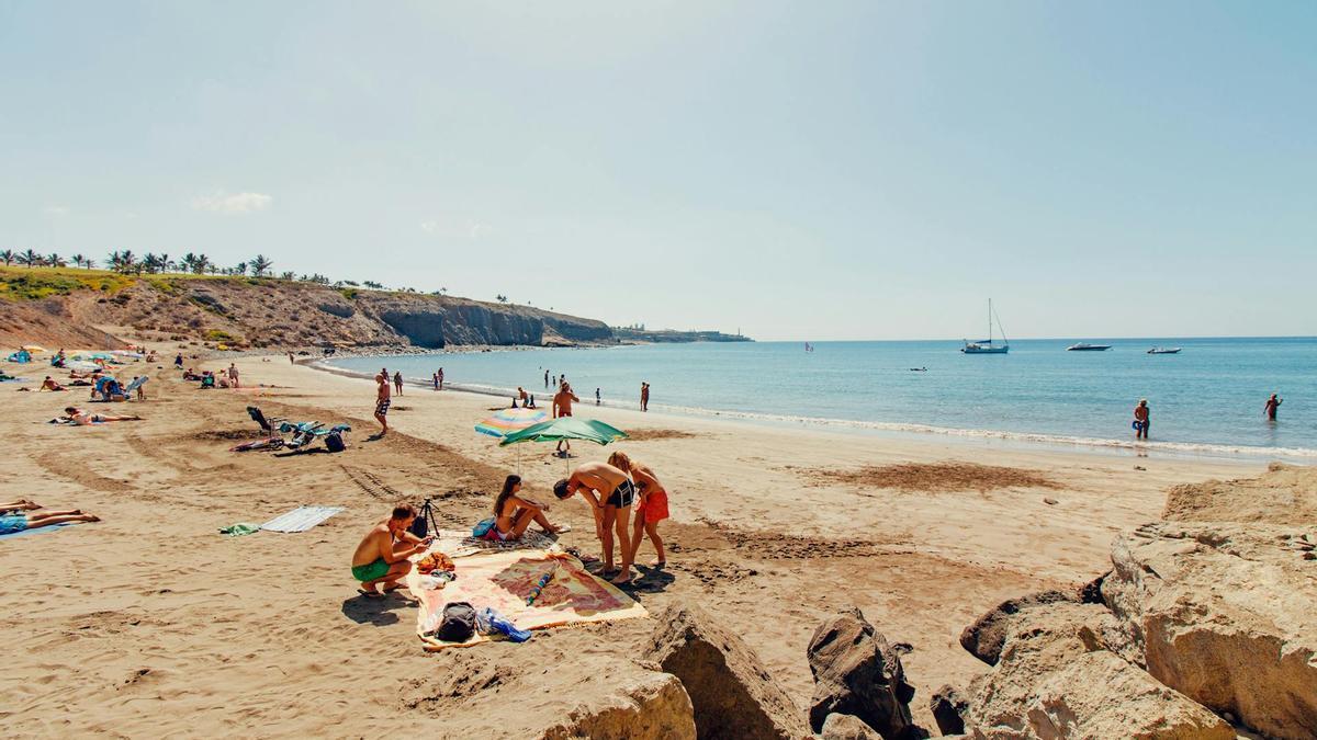 Un día de playa y sol con gente
