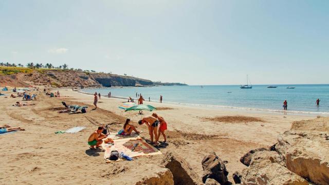 Un día de playa y sol con gente